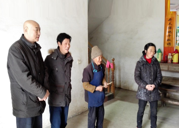 2016年慰问岳西县白帽镇江河村30户困难家庭；